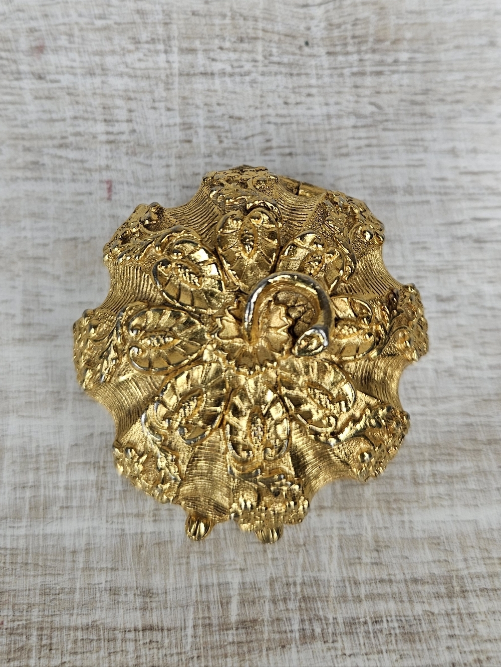 Vintage 1960s Estee Lauder Perfume Compact Gold Tone Floral Pumpkin Youth Dew - Picture 3 of 12